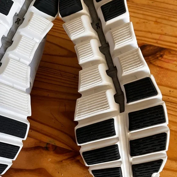 On Running Cloud 5 Waterproof
Glacier Grey White (Women's) NWOT - Picture 9 of 10